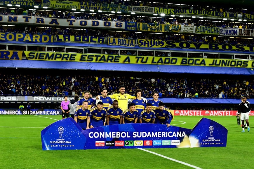 Soccer Football - Copa Sudamericana - Semi Final - First Leg - Boca Juniors v Vasco da Gama - Estadio La Bombonera, Buenos Aires, Argentina - October 13, 2026
Boca Juniors players pose for a team group photo before the match REUTERS/Rodrigo Valle