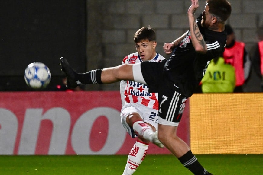 Tobías Rubio tira el centro para Unión.