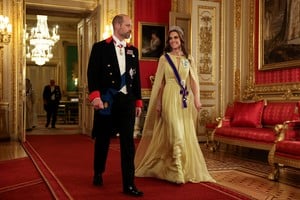 Kate Middleton ha lucido un diseño del libanés Elie Saab en tono amarillo.
