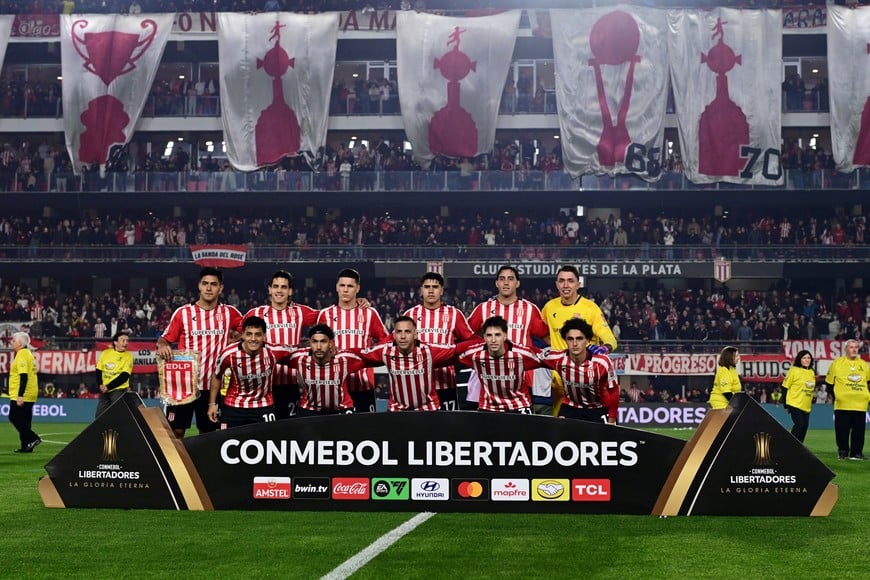 Soccer Football - Copa Libertadores - Semi Final - First Leg - Estudiantes de La Plata v Flamengo - Estadio Jorge Luis Hirschi, La Plata, Argentina - October 15, 2026
Estudiantes de La Plata players pose for a team group photo before the match REUTERS/Rodrigo Valle