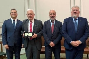 El prorrector de Cooperación Interuniversitaria de la UNC, Rogelio Pizzi; el galardonado, Dr. Hugo Pizzi; El presidente de la obra social universitaria, Luis Ambrosini y Hugo Pizzi, hijo del Dr. y secretario de Salud la Obra Social Universitaria.