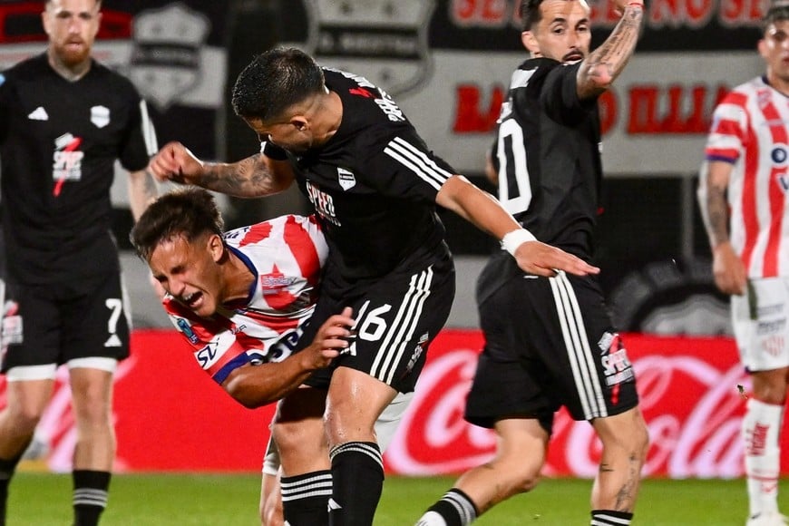 Mateo Peresutti recibe la falta del jugador de Riestra.