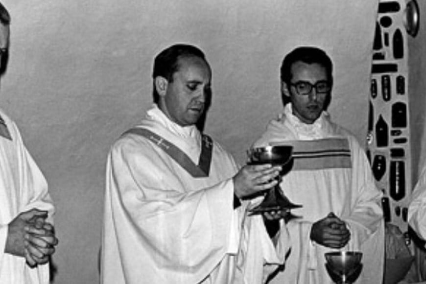 Bergoglio dando misa en los 70. Foto: Archivo