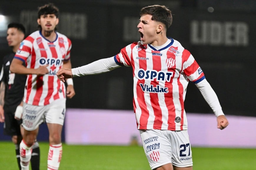 Tobías Rubio festeja el gol del empate de Unión.