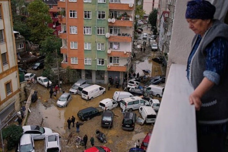 Las autoridades de Estambul y Kocaeli mantienen desplegados los operativos.