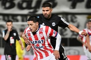 Cuello intenta ante la marca del jugador de Riestra. Foto: Juan Manuel Foglia. 