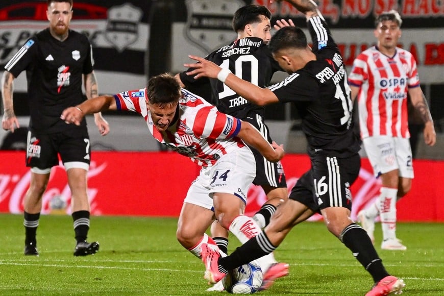 Unión lucha pero no puede con Riestra.