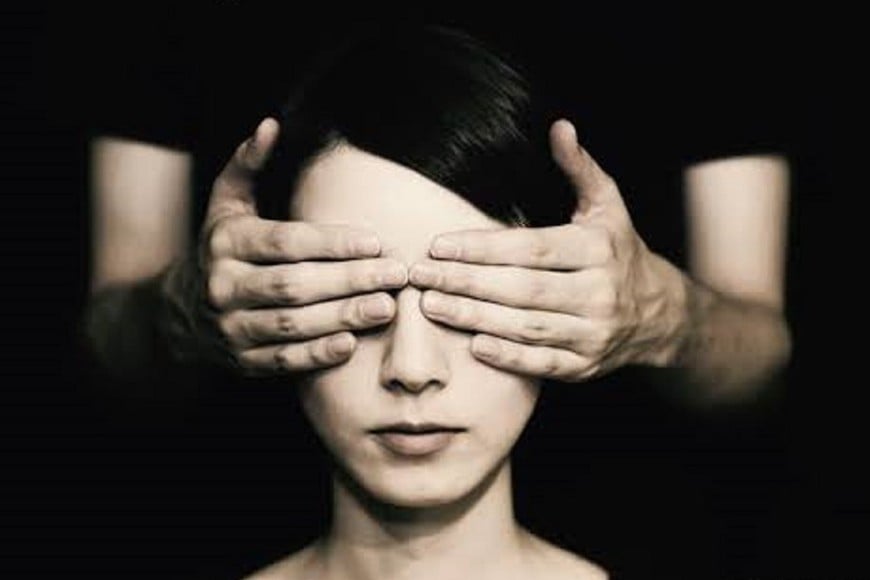 La patética posmodernidad, con su culto a la performance, a la identidad fluida y su negación de cualquier verdad fundacional, ha dejado a una generación desamparada ante el peso insoportable de la propia existencia.
