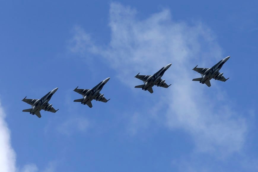 Canadian Air Task Force jets CF-188 fly over Siauliai air base August 26, 2014. The Royal Canadian Air Force will hand over their air policing mission over the Baltics to NATO in September 1, 2014. REUTERS/Ints Kalnins (LITHUANIA - Tags: MILITARY POLITICS) lituania ejercicio de la real fuerza aerea canadiense en lituania base aerea Siauliai aviones caza cf 18
