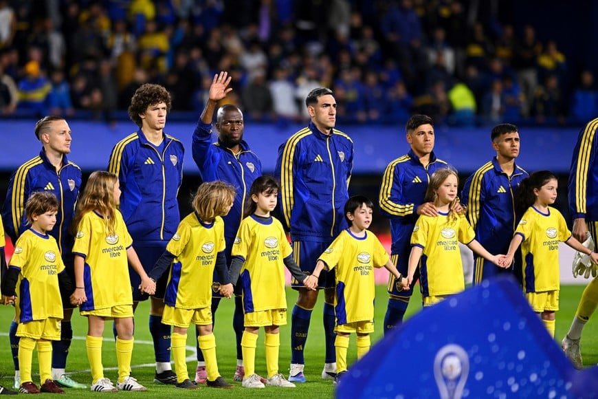 Soccer Football - Copa Sudamericana - Semi Final - First Leg - Boca Juniors v Vasco da Gama - Estadio La Bombonera, Buenos Aires, Argentina - October 13, 2026
Boca Juniors' Enner Valencia and teammates line up before the match REUTERS/Rodrigo Valle