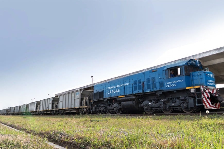El tren de cargas conecta los sectores productivos con los puertos.