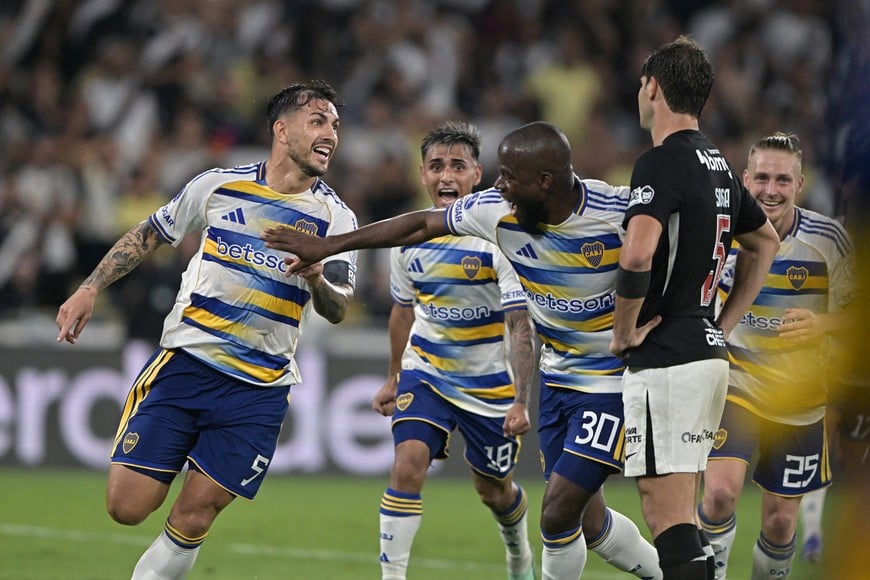 Soccer Football - Copa Sudamericana - Semi Final - Second Leg - Vasco da Gama v Boca Juniors - Estadio Maracana, Rio de Janeiro, Brazil - October 20, 2026
Boca Juniors' Leandro Paredes celebrates scoring their third goal with teammates as Vasco da Gama's Santiago Sosa looks dejected REUTERS/Thiago Ribeiro