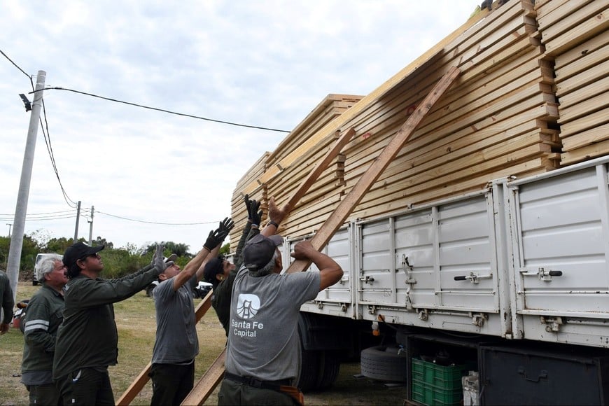 Por partes llegó ayer el primer lote de materiales para construir el Centro Asistencial para evacuados. MCSF.