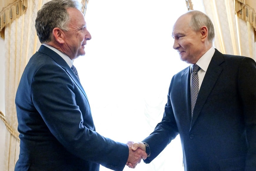 Russian President Vladimir Putin shakes hands with US special envoy Steve Witkoff during a meeting at the Constantine Palace in Saint Petersburg, Russia, October 21, 2026. Sputnik/Kristina Solovyova/Pool via REUTERS ATTENTION EDITORS - THIS IMAGE WAS PROVIDED BY A THIRD PARTY.     TPX IMAGES OF THE DAY