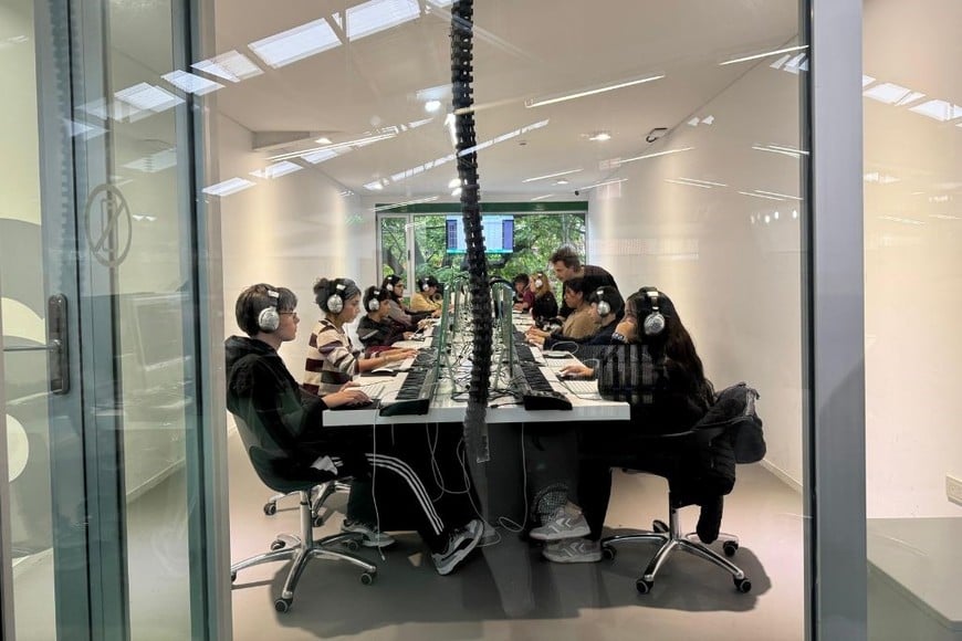 Tumo es un centro destinado a jóvenes de entre 12 y 18 años, donde pueden explorar disciplinas como fotografía, producción musical y cinematográfica, programación e inteligencia artificial.