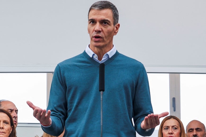 Spain's Prime Minister Pedro Sanchez speaks during a press conference as he visits a command center coordinating the emergency response following torrential rain and flooding in Oliva, Valencia province, Spain, October 20, 2026. REUTERS/Eva Manez