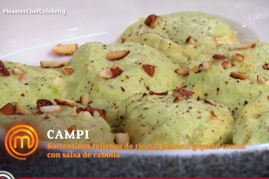 Sorrentinos de ricota, panceta y queso crema con salsa de cebolla