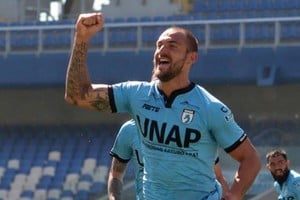 Dos camisetas de Colón, entre las que vende Lucas Aveldaño por “desapego”