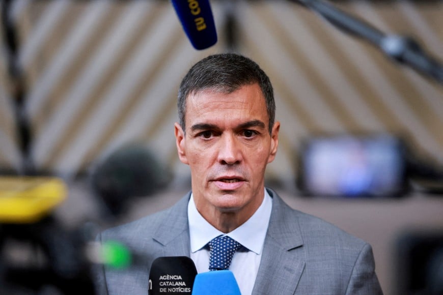 Spain's Prime Minister Pedro Sanchez speaks to the members of the media during arrivals for European Union leaders' summit in Brussels, Belgium October 15, 2026. REUTERS/Stephanie Lecocq     TPX IMAGES OF THE DAY