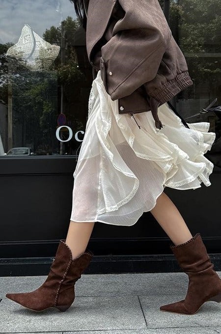 Los vestidos cortos son una opción ideal para combinar con este calzado.