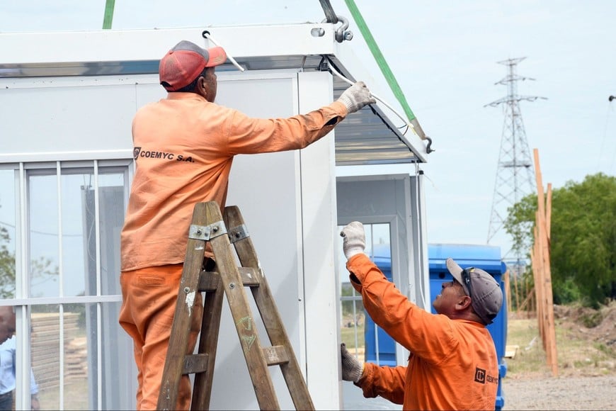 Los módulos servirán de refugio para las familias de La Vuelta del Paraguayo, si es que sube el agua e ingresa a sus hogares. MCSF.