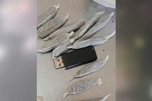 Los "armados" que llevaba consigo la mujer que intentó entrar a la cárcel. Foto: El Litoral