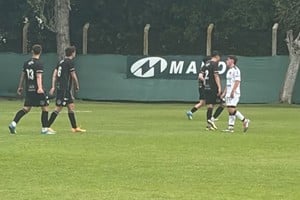 Estanislao López convirtió el gol tempranero con el que la reserva de Colón festejó en su visita a Ferro en Pontevedra. Foto: Show de Ferro.