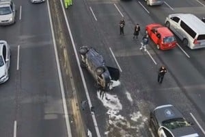 Un auto volcó y luego fue embestido por otro vehículo
