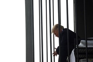 Un actor caracterizado como Donald Trump permanece dentro de una celda e interactúa con los peatones. Foto: Reuters