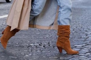 El cuero y la gamuza ofrecen distintas alternativas para renovar los looks de temporada.