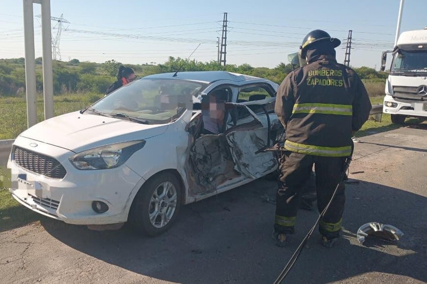 Según trascendió, el suceso vial consistió en una colisión por alcance que involucró directamente a un automóvil y a un camión.