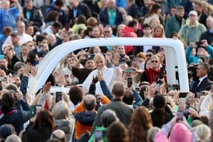 León XIV volvió a encontrarse con los fieles en la Plaza de San Pedro tras su internación.