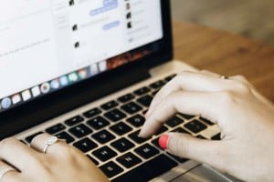 Trató de “chorra” a una vecina en redes sociales y la condenaron a pagarle una indemnización