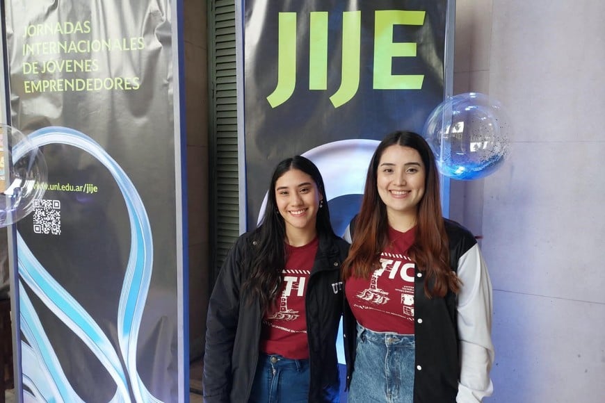 Desde Paraguay llegaron Jazmín Coronel y Micaela Lezcano con el proyecto “Cubarandú”, un cubo adaptado para personas con autismo de grado 1.