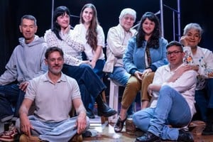 El elenco y el equipo de una puesta que articula palabra, cuerpo e imagen. Foto: Gentileza Leonardo Gregoret