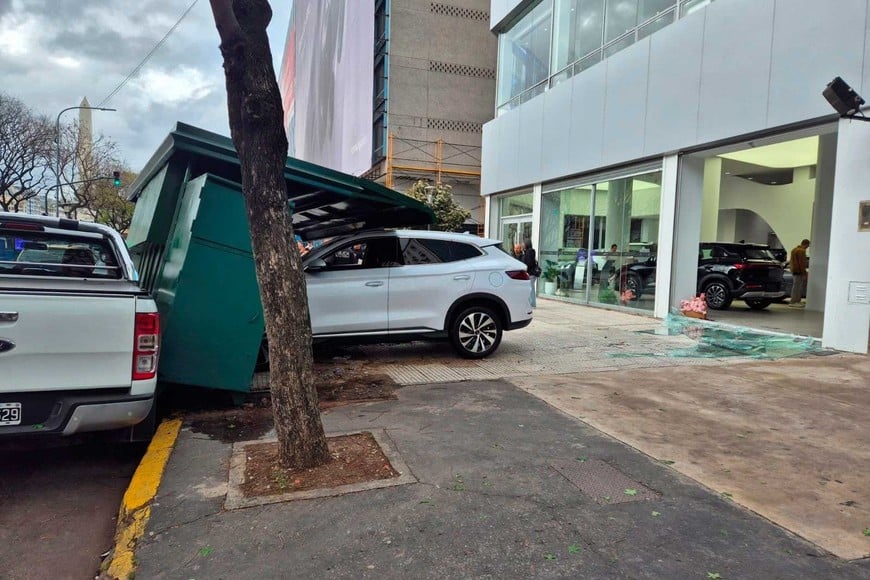 Así quedó contra un kiosco de diarios y revistas.