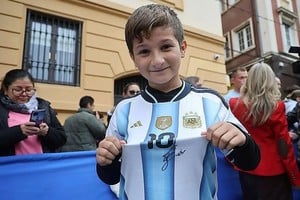 Joaquín consiguió que Lionel Messi le firmara una camiseta de la Selección argentina en Oviedo.