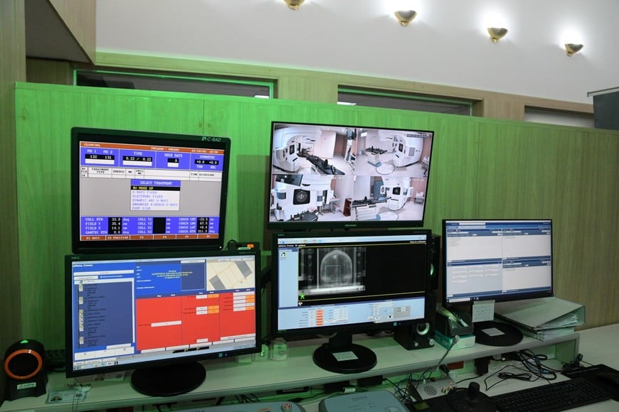 Sala de control y planificación del Centro Oncológico del Litoral, donde se operan los sistemas informáticos y monitores que guían las aplicaciones del acelerador Varian Trilogy.