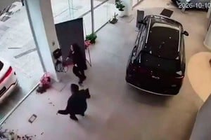 El auto atravesó la vidriera del local.