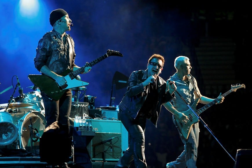 FILE PHOTO -  Lead singer Bono (C) of Irish rock band U2 performs with Edge (L) and Adam Clayton (R) during their 360 Degree Tour at King Baudouin Stadium in Brussels September 22, 2010.   REUTERS/Thierry Roge/File photo belgica bruselas  recital de ud tour 360 grados musica recitales