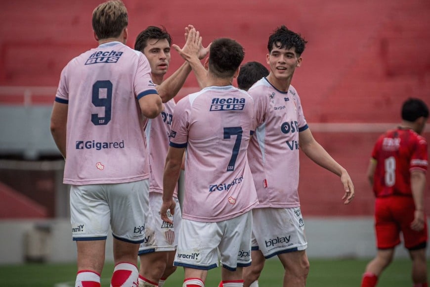 Benjamín Pérez festeja el gol que puso en ventaja a la reserva de Unión frente a Barracas Central.