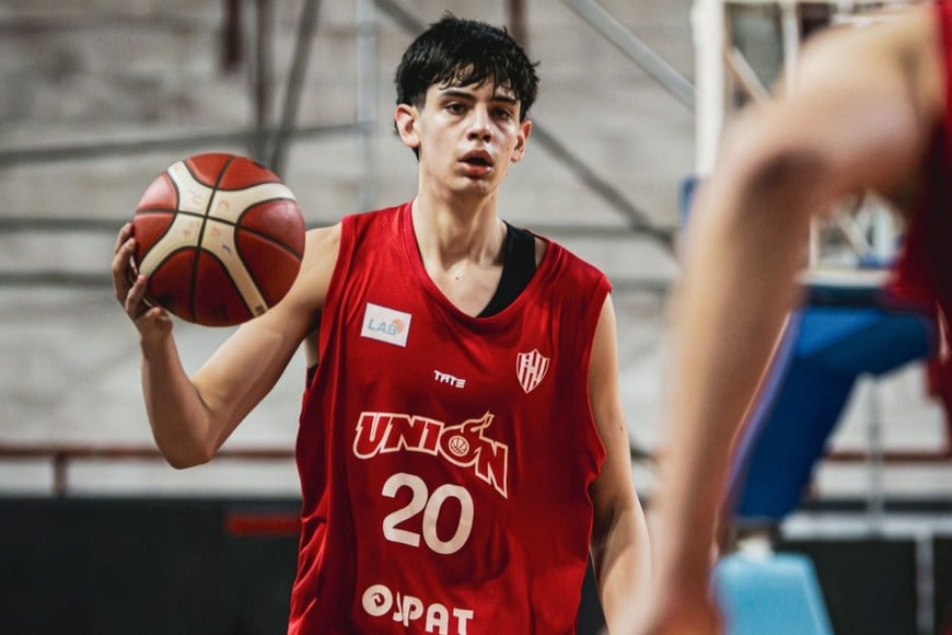 Pedro Spajic, piensa la jugada de Unión.