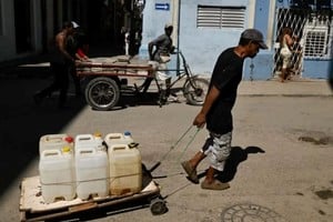 La falta de agua corriente se convirtió en un problema cotidiano Créditos: REUTERS/Norlys Pérez
