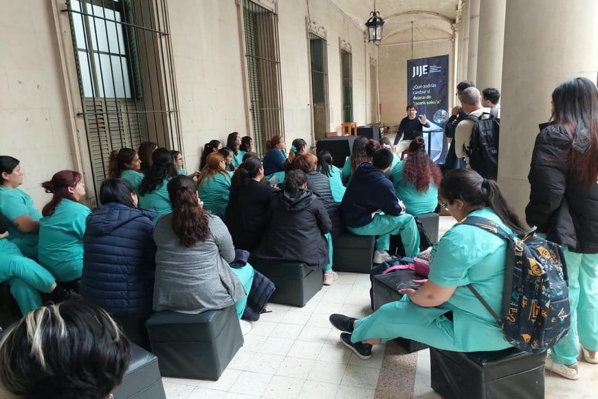 Charlas y presentación de "modelos de negocios" ocupaban pasillos y aulas del Rectorado.