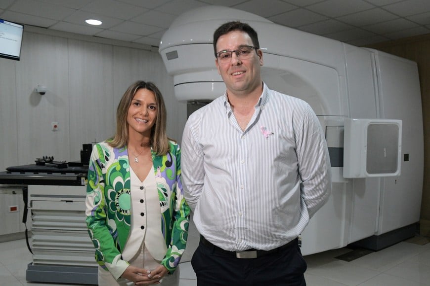Celeste Romero Acuña, gerenta del COL, y el físico médico Nicolás Larragueta destacaron la inversión en tecnología e inteligencia artificial para evitar que los pacientes tengan que trasladarse a otras provincias.