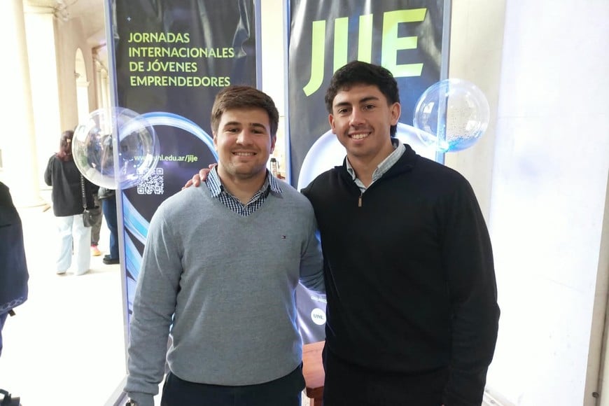 Agustín Kilgelmann y Lorenzo Bernardi, de la Uner, idearon un turnero de citas médicas por Whatsapp que ya lo usan dos clínicas.