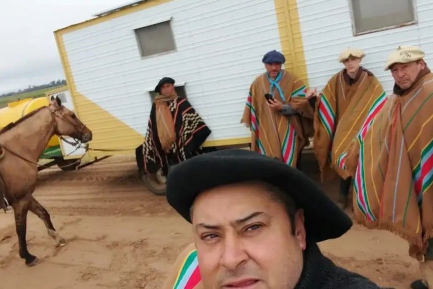 Los cinco integrantes de la cabalgata en el camino a Luján. Foto: Gentileza.
