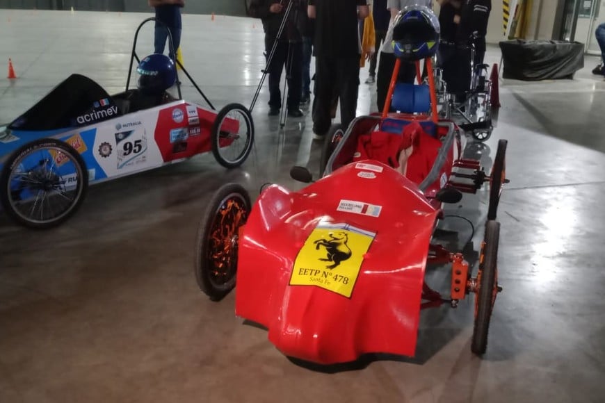 Estudiantes de una escuela técnica santafesina construyeron el Capy Rally con materiales reciclados y lo preparan para competir en Junín.