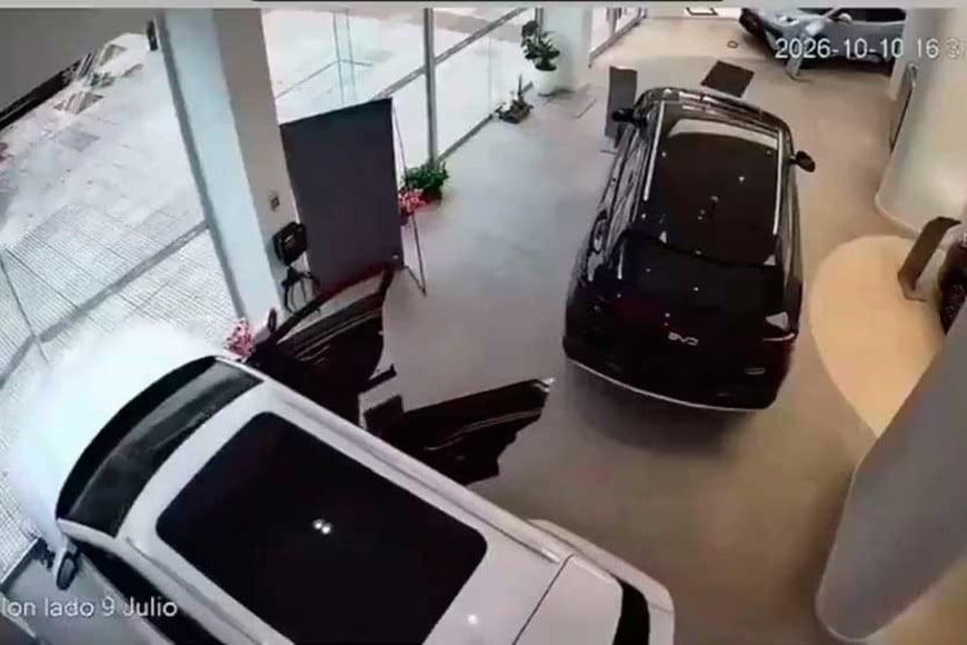 La secuencia quedó grabada en la cámara del negocio.