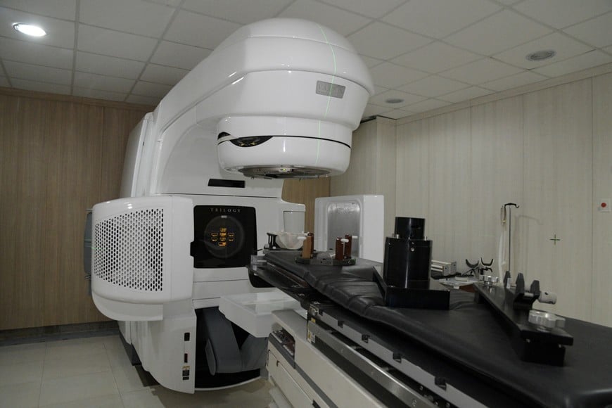 El nuevo equipamiento Varian Trilogy en la sede del Centro Oncológico del Litoral, diseñado para aplicar dosis de alta precisión y proteger los tejidos sanos.